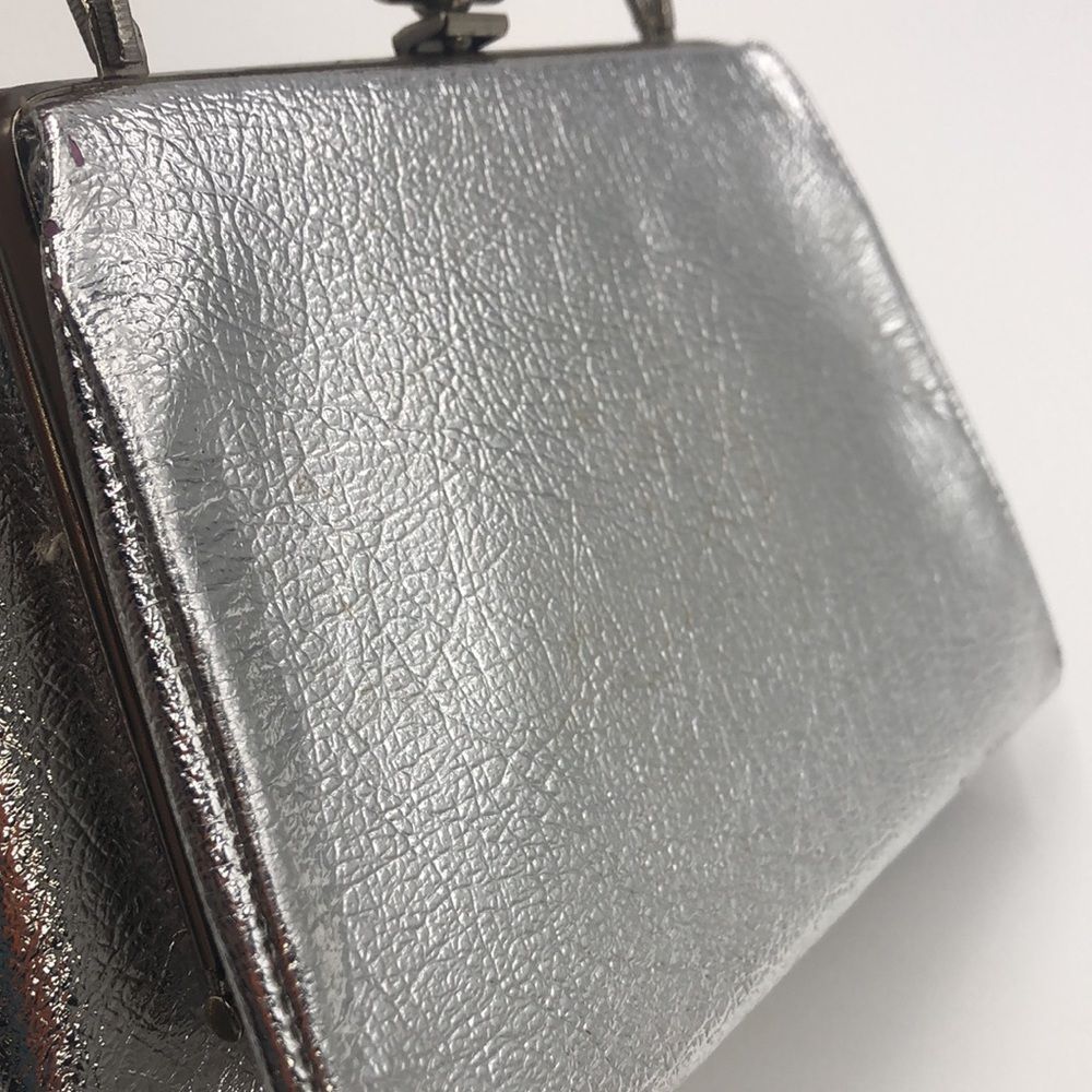 Vintage Silver Handbag with silver hardware handle and top snap closure - Picture 7 of 7